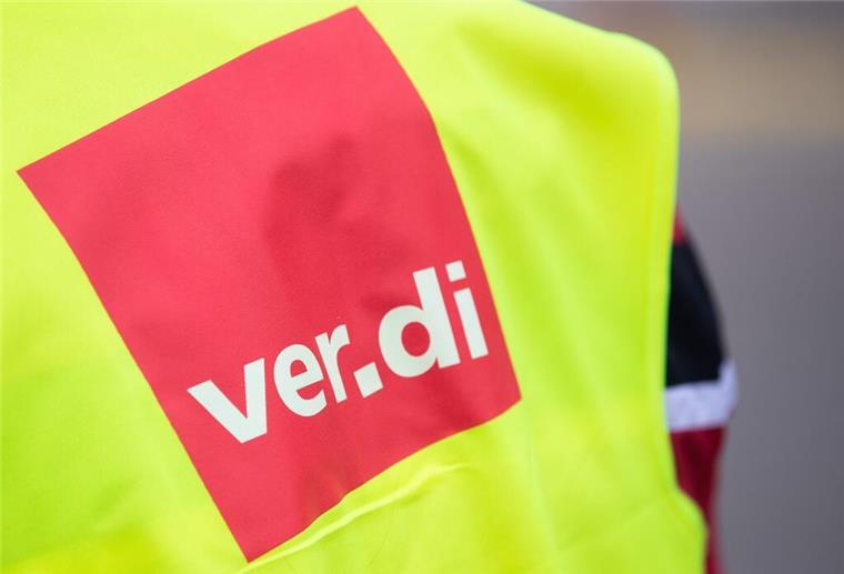 Warnstreik: Verdi-Mitglieder aus Bremerhaven beteiligen sich Verdi-Mitglied mit gelber Weste