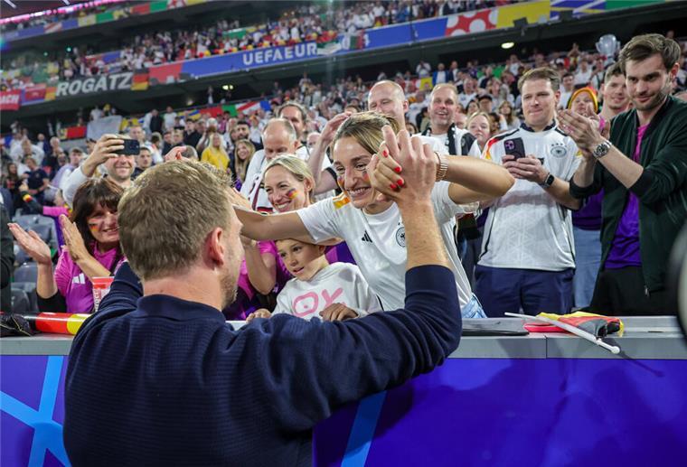 Nagelsmann: Mega-Hype um „seine“ Lena und seinen enthüllten Spitznamen Verdienter Lohn: Lena Wurzenberger empfängt ihren „Julsi“ nach dem Sieg gegen Schottland.