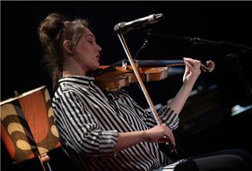 Verena Tönjes auf der Bühne des Staatstheaters Mainz: In „Things have changed – Bob Dylan is not there“ singt sie und spielt Geige.