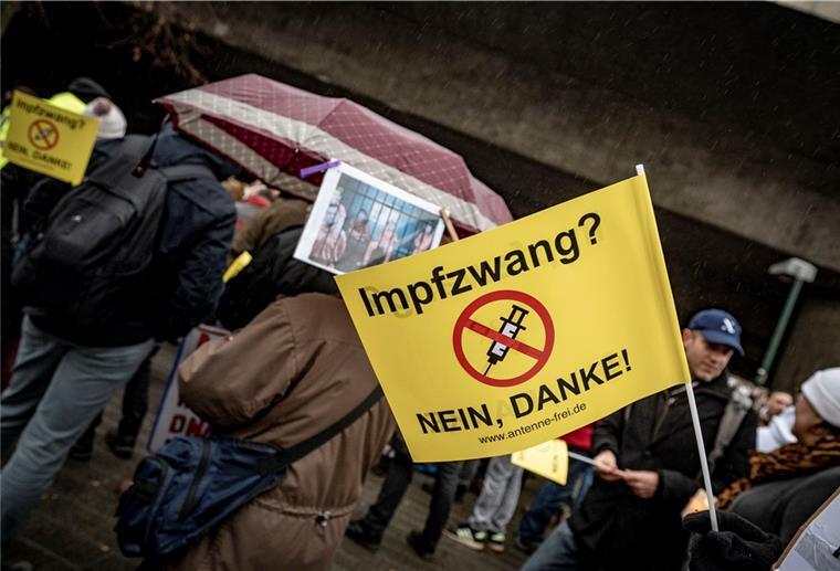 Auf einer Demonstration protestieren 400 Menschen  gegen die Corona-Maßnahmen der Bundes- und Landesregierung. 