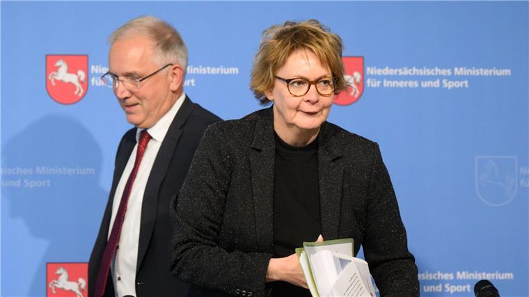 Verfassungsschutzpräsident Dirk Pejril und Innenministerin Daniela Behrens sehen einen Anstieg des Rechtsextremismus in Niedersachsen. (Archivbild)