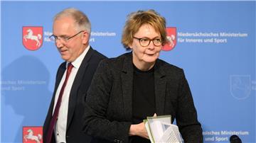 Verfassungsschutzpräsident Dirk Pejril und Innenministerin Daniela Behrens sehen einen Anstieg des Rechtsextremismus in Niedersachsen. (Archivbild)