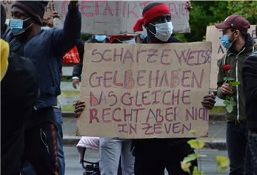 Vergangene Woche demonstrierten Afrikaner in Zeven nicht nur für die Aufklärung des Mordes an dem Ivorer Amadou Diabate, sondern gleichzeitig gegen angebliche Willkür in der Ausländerbehörde. Eine Bremer Anwältin trägt die Vorwürfe mit, während der Freundeskreis Asyl die Sache völlig anders bewertet.