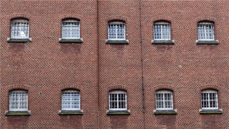 Vergitterte Fenster in der JVA Vechta: In einigen Gefängnissen in Niedersachsen wird auch gemeinsam gebacken. (Symbolfoto)