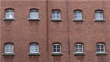 Vergitterte Fenster in der JVA Vechta: In einigen Gefängnissen in Niedersachsen wird auch gemeinsam gebacken. (Symbolfoto)