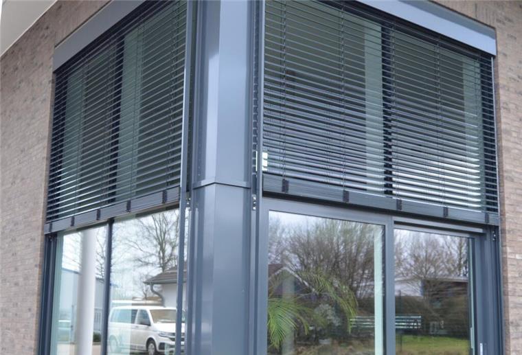 Tischlerei Poppe: Mit Leidenschaft zur Perfektion Fenster mit grauem Rahmen und Jalousien.