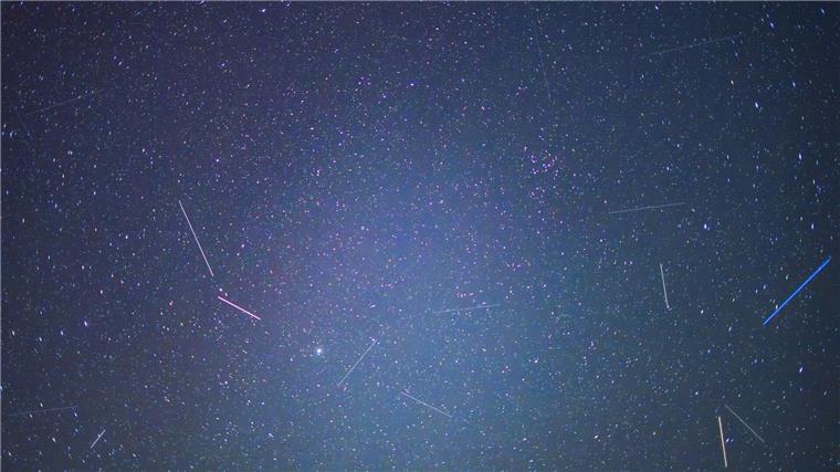 Verglühender Weltraumschrott leuchtet länger als Sternschnuppen.