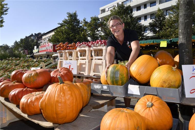 Verkäuferin Julia Stürcken von Blumen Peters bot beim Geestemünder Herbstmarkt Kürbisse an. 