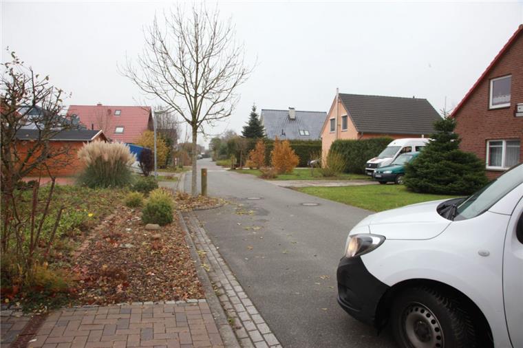 Verkehrsinseln und Parkbuchten statt Gehweg: Wie dieser Teil des Tjüchenwegs in Dorum soll auch das letzte Teilstück der Straße ausgebaut werden. „Wir machen keine Durchgangsstraße“, teilt Bürgermeister Marcus Itjen mit. 