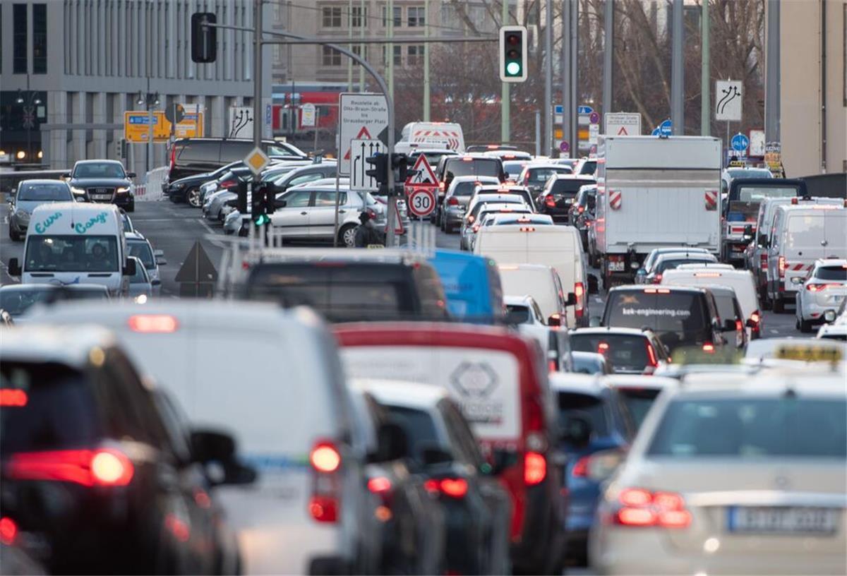 Lärm macht krank: Millionen sind gesundheitlich gefährdet Verkehrslärm in Europa gefährdet Gesundheit, Umwelt und kostet Milliarden.
