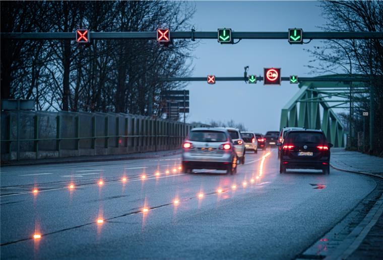 Verkehrsleitsystem auf der Grimsbystraße Bremerhaven auf Höhe der Agentur für Arbeit leitet unter anderem mit LEDs auf dem Straßenbelag den Feierabendverkehr. Foto: Hartmann