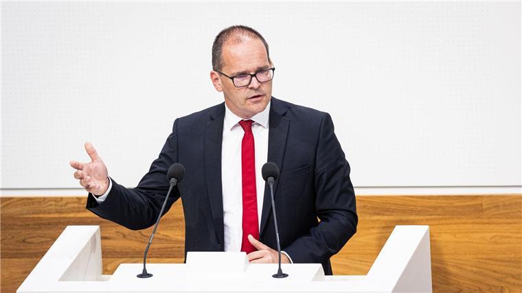 Verkehrsminister Tonne wirbt für ein bundesweites Ticket für Azubis. (Archivbild)
