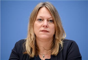 Verkehrssenatorin Maike Schaefer (Grüne) will den Anliegern die Straßenbaubeiträge erlassen, wenn über Jahrzehnte der Ausbau versäumt wurde. Sie wehrt sich gegen die Kritik aus Bremerhaven und erhebt selbst Vorwürfe.