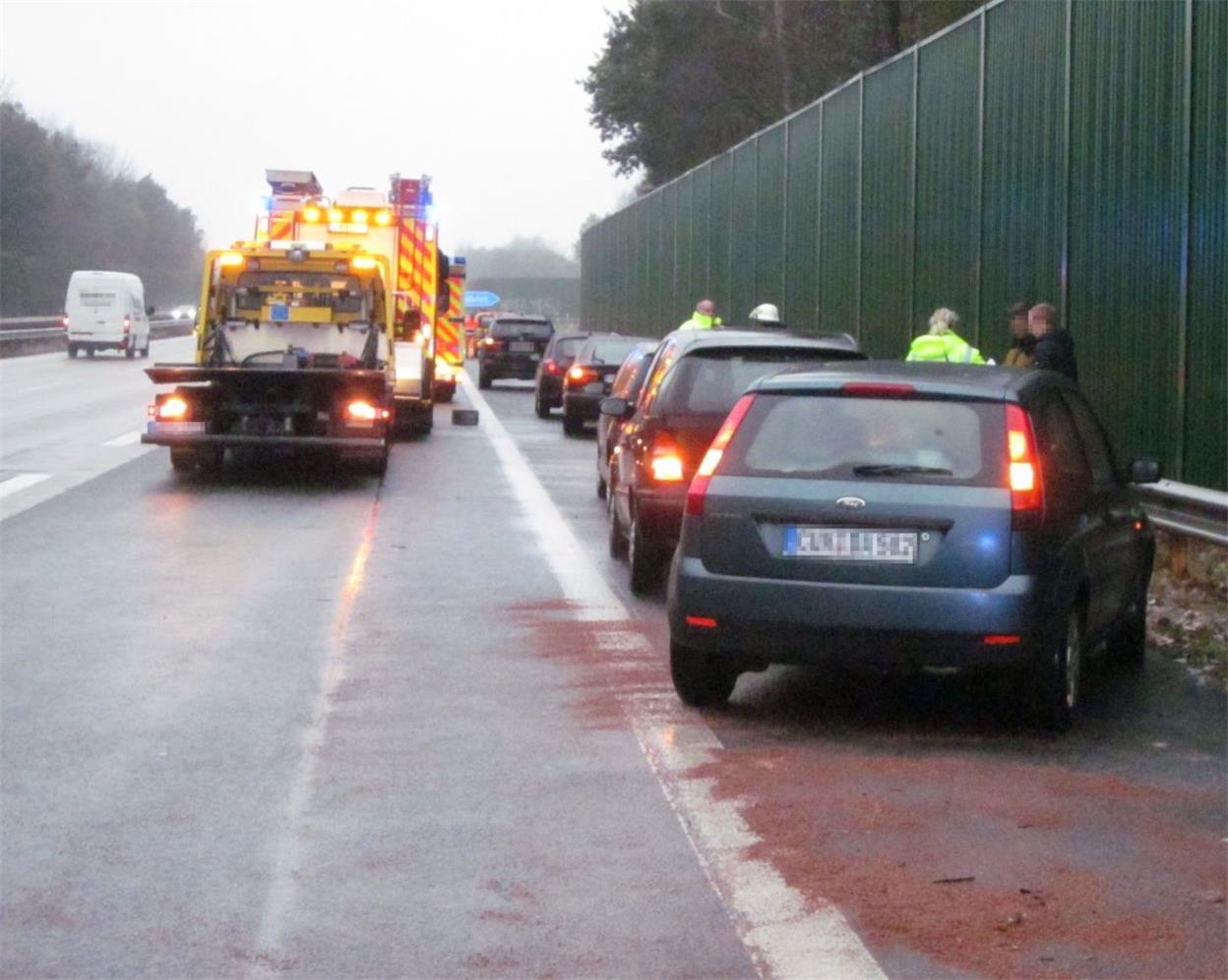 Massenkarambolage auf A27: Fünf Autos krachen auf Abfahrt Geestemünde ineinander Verkehrsunfall: An der Abfahrt der A27 nach Geestemünde hat es am Dienstagmorgen gekracht.