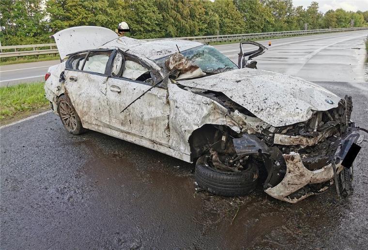 Wegen Aquaplaning: Frau (27) überschlägt sich mit Auto mehrmals auf der A27 Verkehrsunfall auf der BAB27 mit hohem Sachschaden