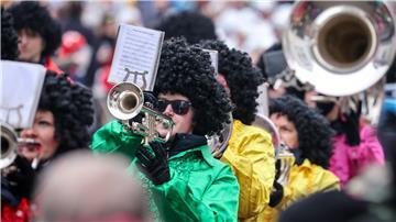 Verkleidete Musiker spielen beim Straßenkarnevalsumzug des Dammer Carnevals.