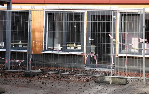 Verkohlte Teile des Daches liegen vor dem Pflege- und Altenheim in Bremen.