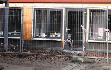 Verkohlte Teile des Daches liegen vor dem Pflege- und Altenheim in Bremen.