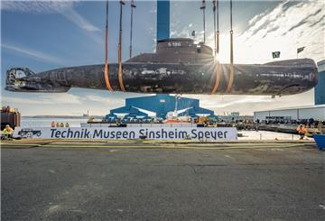 Verladung des U-Boots U17 auf den Schwimmponton für den Transport ins Technik-Museum Speyer.