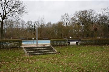 Verlassen lag das Heeslinger Freibad den gesamten Sommer hindurch da. Der Landkreis hatte die Öffnung der Badeanstalt untersagt. Jetzt sollen Gutachter ausloten, ob eine Sanierung möglich und wirtschaftlich erscheint.