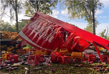 Limo-Crash in Sauensiek: Cola-Laster verliert seine Ladung