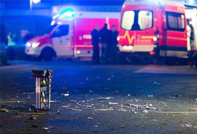 Von der Polizei gelb markiert sind am 01.01.2016 in Datteln (Nordrhein-Westfalen) mehrere Feuerwerks-Batterien vor einem Hotel.