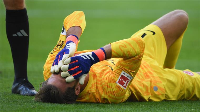 Eintracht-Torwart Trapp fällt wochenlang aus Verletzte sich beim Abschlag: Frankfurts Torwart Kevin Trapp.