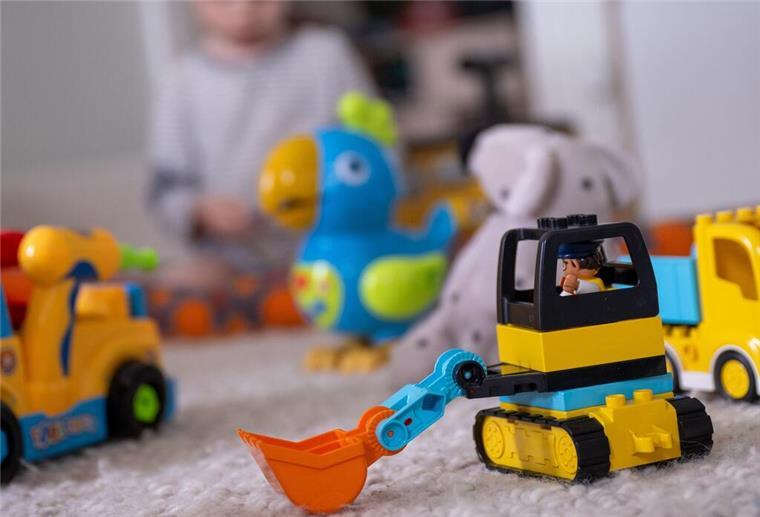 Spielzeuge für ein Kleinkind. 