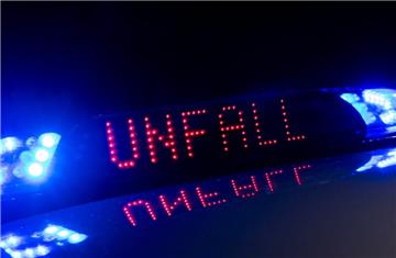 Vermutlich hat ein 59-jähriger Autofahrer während der Fahrt auf der A27 einen Herzinfarkt erlitten, infolge dessen er bewusstlos wurde. Sein Auto schleuderte am Samstag über die Fahrbahn. Der Mann wurde dabei schwer verletzt. 