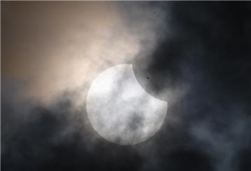 Frust unter Wolkendecke: Während viele Regionen die Sonnenfinsternis nicht sahen, strahlte der Nordwesten mit klarer Sicht und Schutzbrillen.