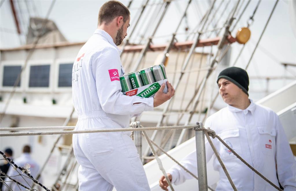 Verpflegung muss an Bord. Das polnische Segelschiff &quot;Dar Mlodziezy&quot; li...