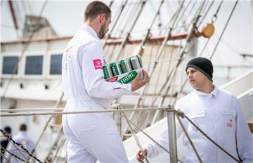 Verpflegung muss an Bord. Das polnische Segelschiff &quot;Dar Mlodziezy&quot; li...