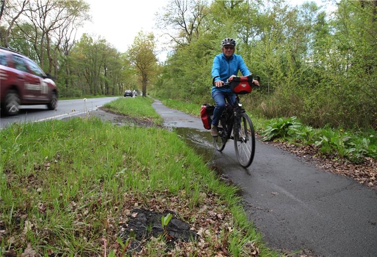 Versackungen, Risse, Wellen: Das sichere Passieren des Radwegs an der Kreisstraße 58 ist beinahe unmöglich.