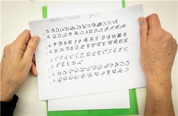 Verschiedene Buchstaben in Sütterlin-Schrift ist auf einem Blatt während einer Sütterlin-Sprechstunde in der Jakobi-Kirchengemeinde zu sehen.