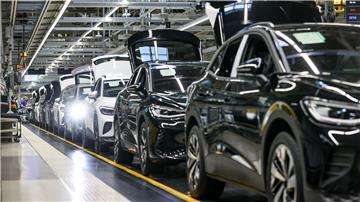 Verschiedene E-Fahrzeuge laufen im Werk von Volkswagen in Zwickau übers Band.