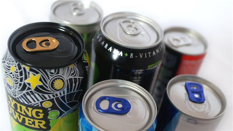 Verschiedene Energy Drinks der Discounter Aldi, Lidl und Edeka.