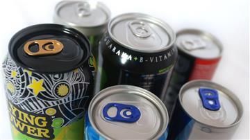 Verschiedene Energy Drinks der Discounter Aldi, Lidl und Edeka.