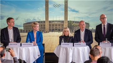 Verschiedene Politikerinnen und Politiker stellen am Dienstag die Olympia-Bewerbung vor