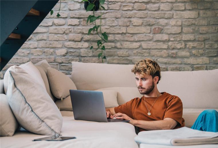 Ein junger Mann am Laptop. 