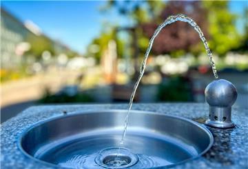 Trinkwasser kommt aus einem Wasserhahn.