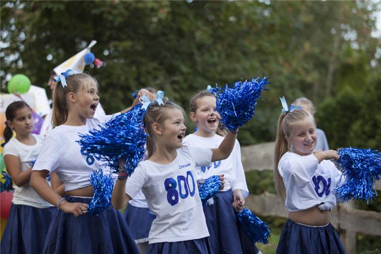 Versprühen gute Laune: die Cheerleader der Midlumer Grundschule. 