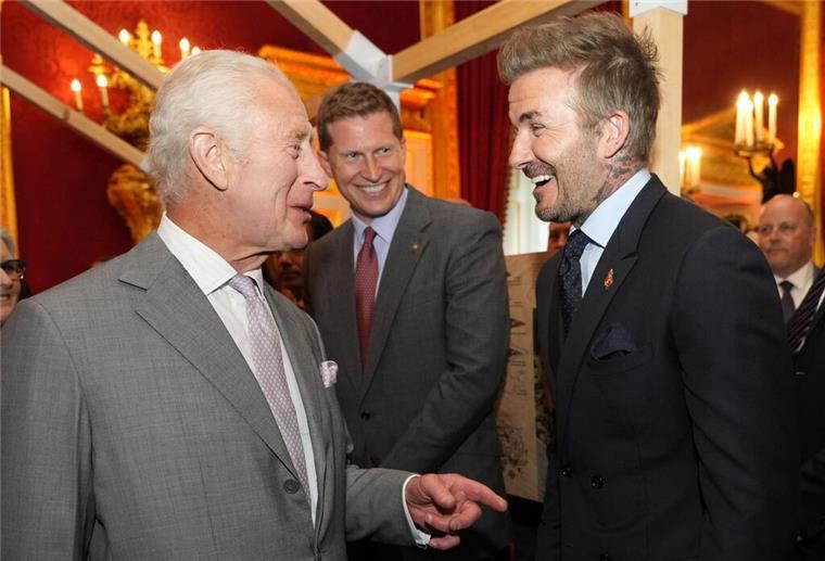Für England, David: Beckham wird 50 Verstehen sich gut: König Charles III. und David Beckham - zum Ritterschlag reichte es aber bisher nicht. (Archivbild)
