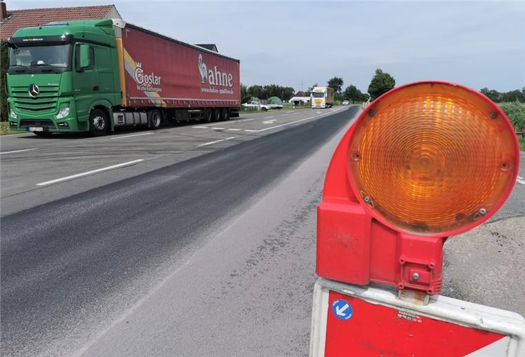 Versuchslabor B212: Das Foto zeigt das Probefeld, das die Straßenbauer in der vergangenen Woche angelegt hatten. Dort wurde ein neuartiger Asphalt verbaut, der erst einmal untersucht werden musste. Die Ergebnisse liegen nun vor, die Arbeiten können weitergehen.