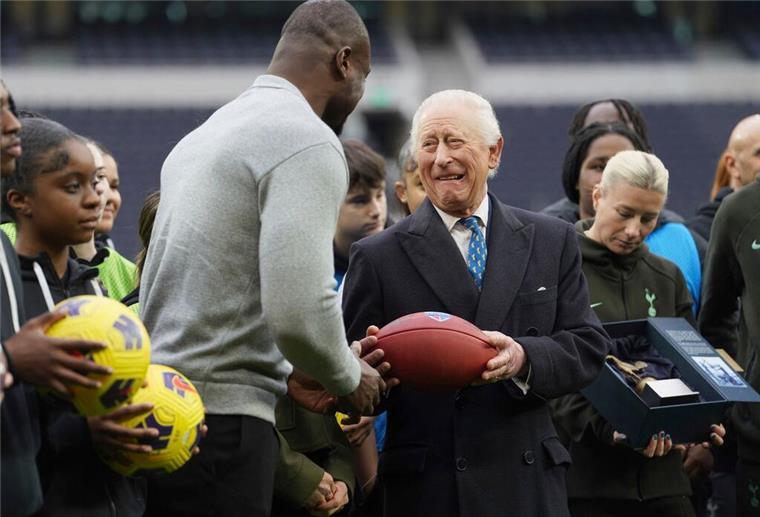 König Charles bekommt Crashkurs in American Football Versuchte sich im American Football: König Charles III.