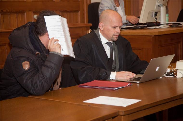 Raubprozess in Dorum: Freispruch für Angeklagten Verteidiger Alexander Ukat (rechts) plädierte für den Angeklagten auf Freispruch aus Mangel an Beweisen. Das Gericht folgte dem Antrag.