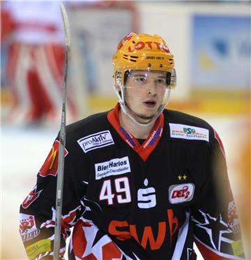 Verteidiger Gino Blank darf am Freitag für die Pinguins spielen.  Foto Scheer
