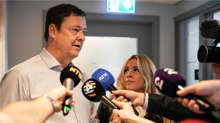 Verteidiger John Christian Elden äußert sich vor Journalisten.