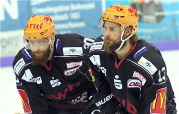 Verteidiger Kevin Lavalée und Stürmer Rylan Schwartz von den Fischtown Pinguins sind bis in die Haarspitzen konzentriert.
