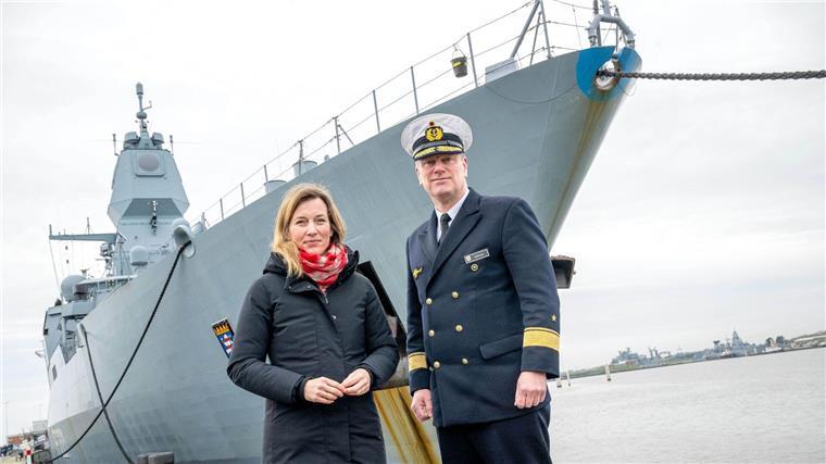 Verteidigungsstaatssekretärin Siemtje Möller (l) steht mit Flottillenadmiral Axel Schulz vor der Fregatte „Hessen“.