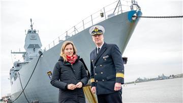 Verteidigungsstaatssekretärin Siemtje Möller (l) steht mit Flottillenadmiral Axel Schulz vor der Fregatte „Hessen“.